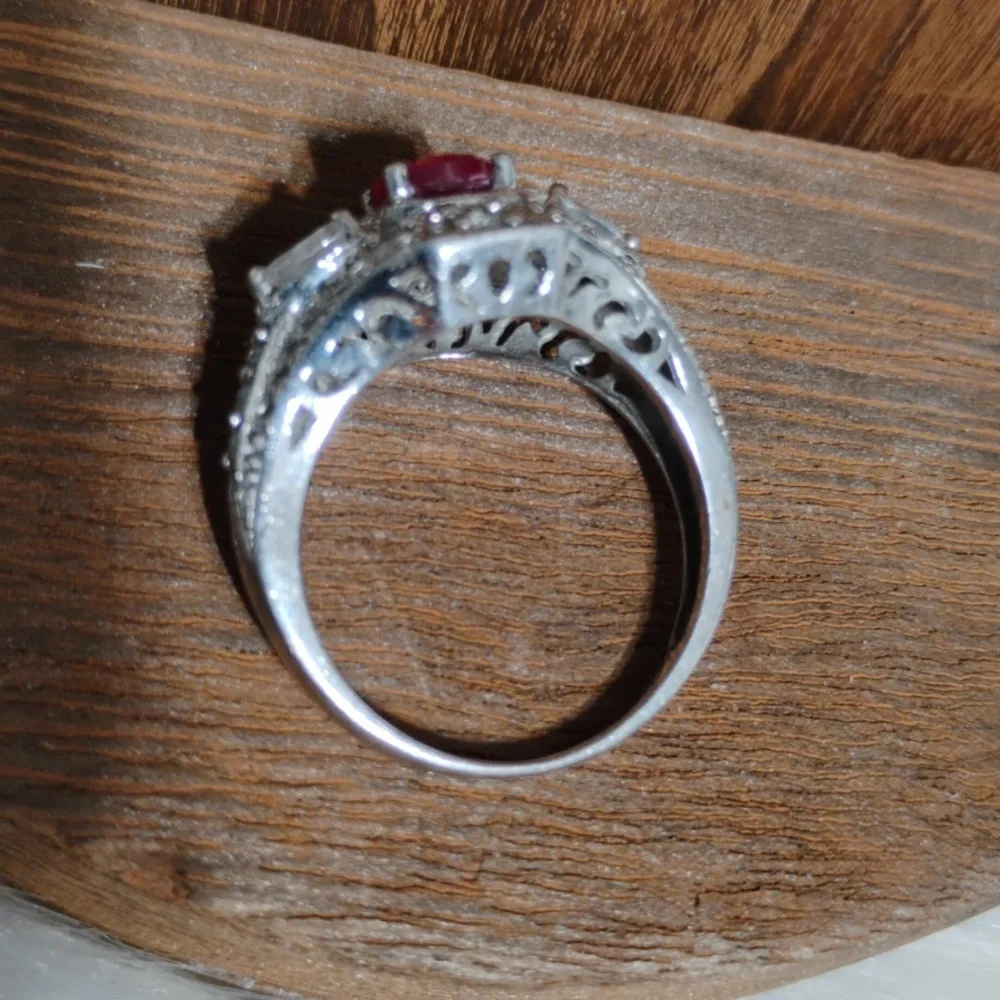 925 Sterling Silver this stunning